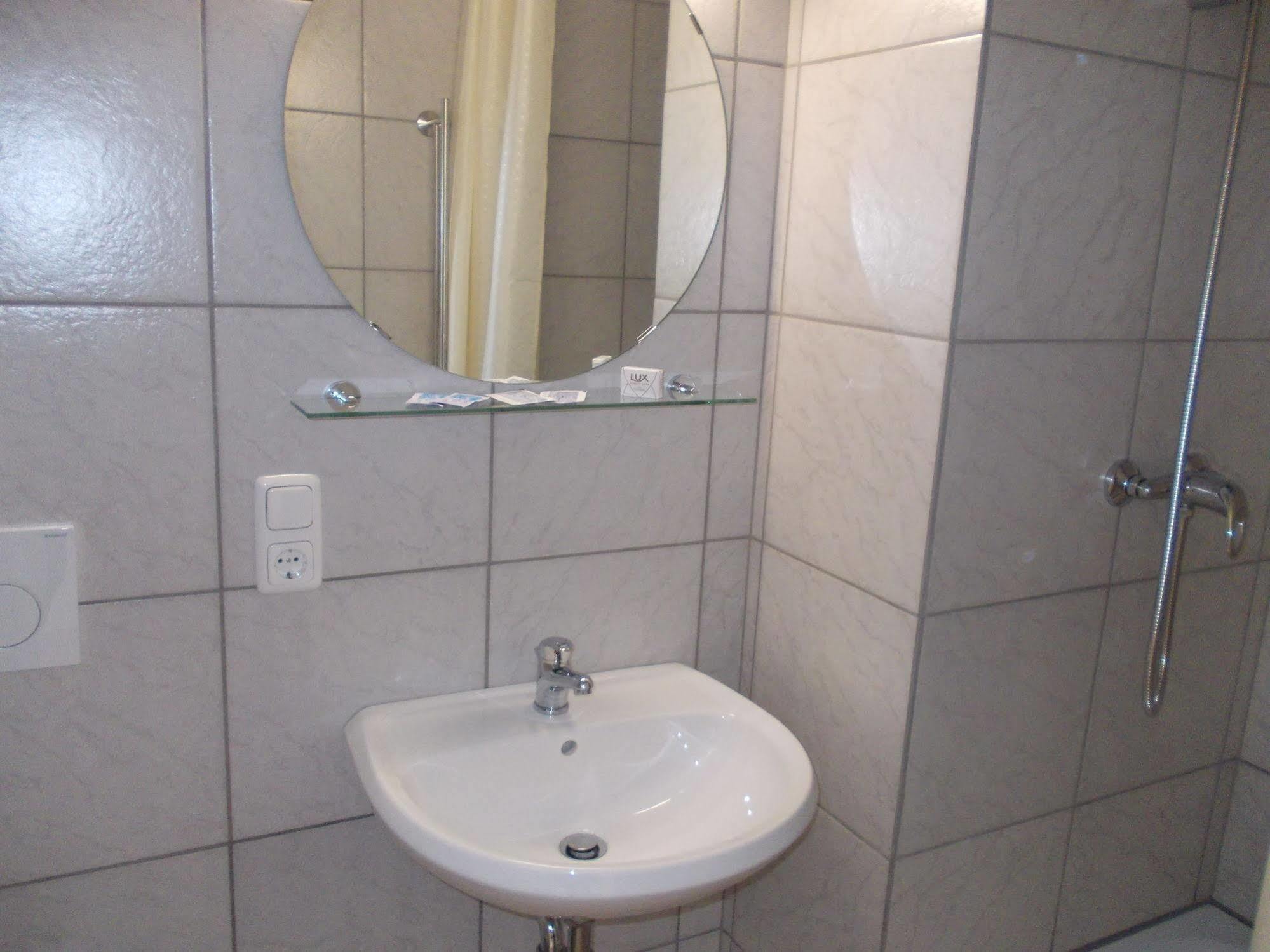 Hotel Im Bahnhof Пассау Экстерьер фото