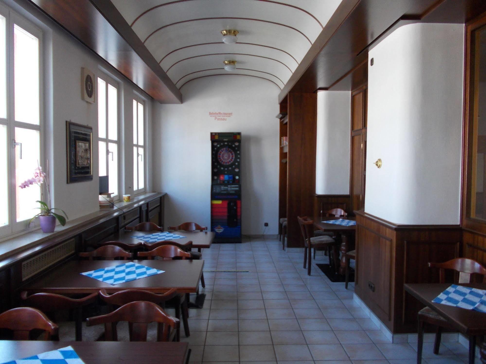 Hotel Im Bahnhof Пассау Экстерьер фото